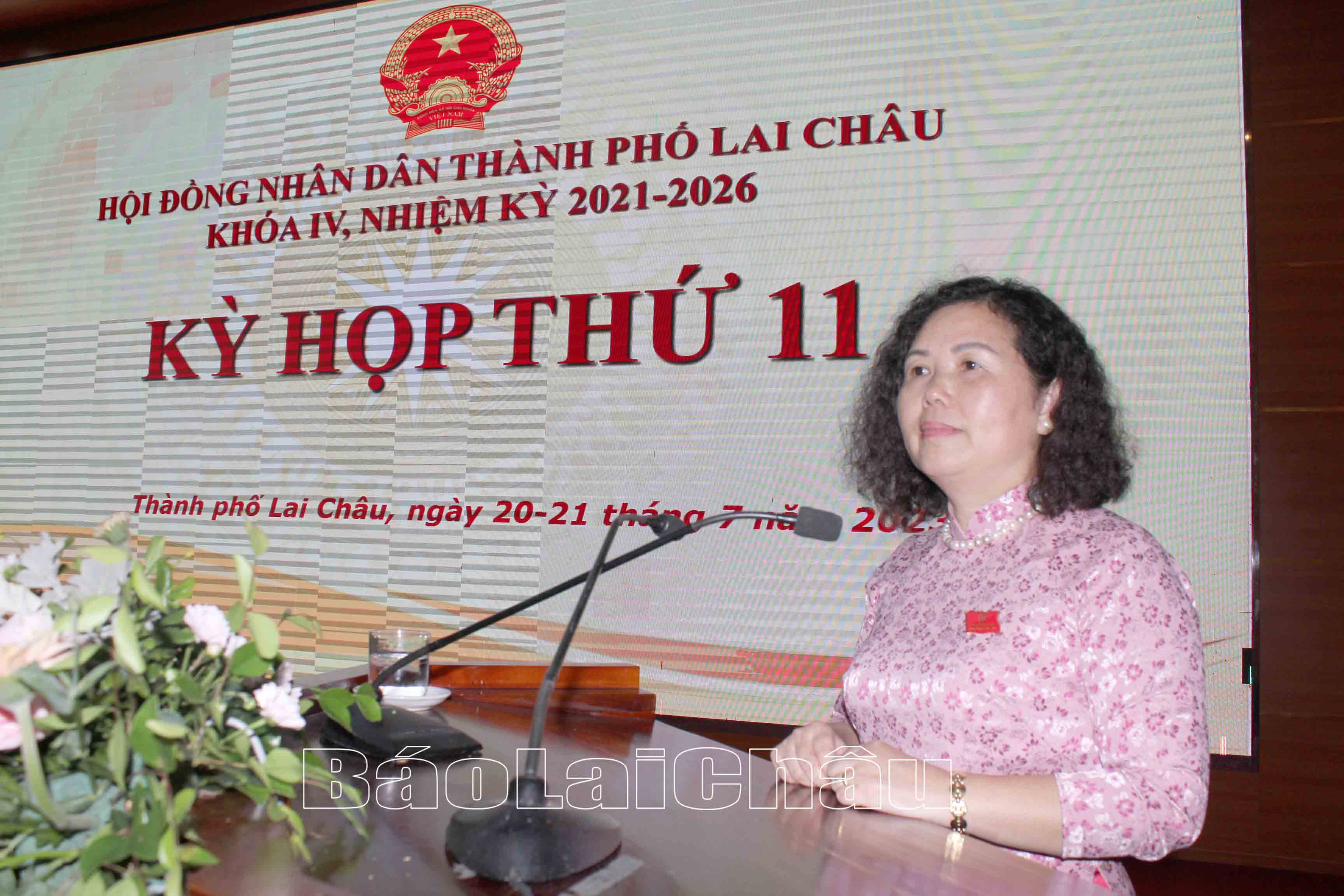 Đồng chí giàng Thị Xoa – Uỷ viên Ban Thường vụ Thành ủy, Chủ tịch HĐND thành phố phát biểu tại kỳ họp.